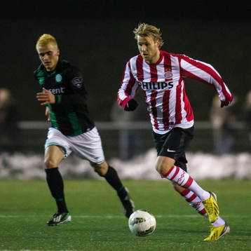 EINDHOVEN - Ola Toivonen speelt met de beloften tegen jong