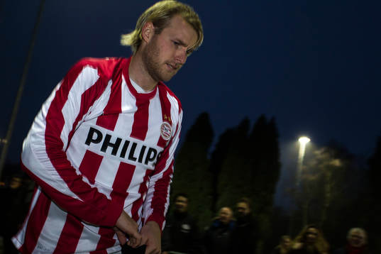 EINDHOVEN - Ola Toivonen speelt met de beloften tegen jong