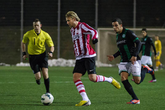 EINDHOVEN - Ola Toivonen speelt met de beloften tegen jong