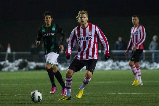 EINDHOVEN - Ola Toivonen speelt met de beloften tegen jong