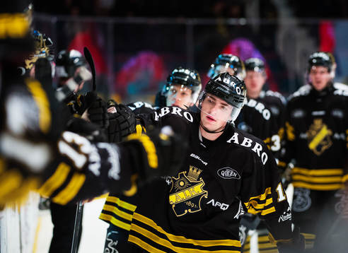 Jubel i AIK, med Broc Little längst fram