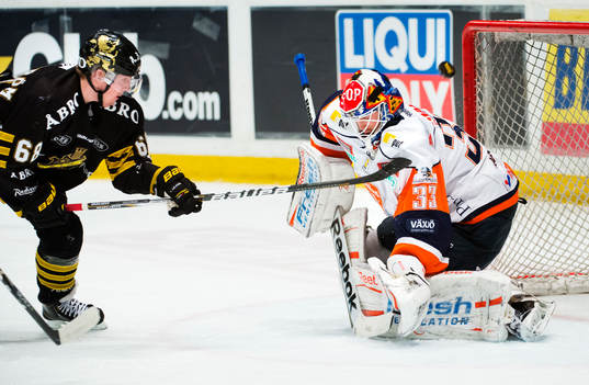 Victor Ahlström, AIK, missar ett friläge mot Mattias