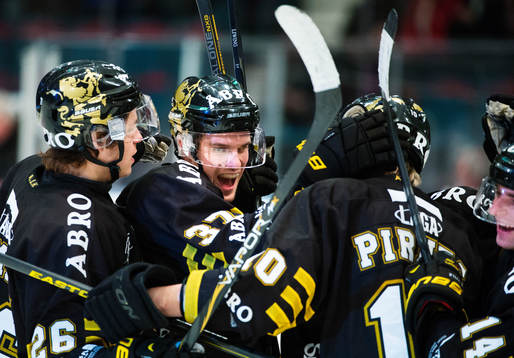 Stefan Johansson, AIK, i mitten, gratuleras till sitt