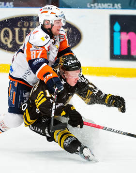 Robert Rosén, Växjö, fäller Joakim Nordström, AIK
