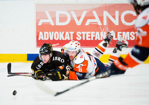 Victor Ahlström, AIK, och Jonas Holös, Växjö, ligger