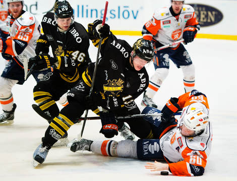Nicklas Jensen och Joakim Nordström, AIK, kämpar om