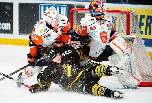 Robert Rosén, Växjö, fäller Joakim Nordström, AIK