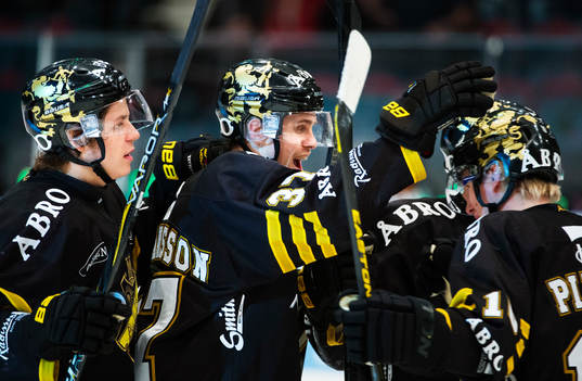 Stefan Johansson, AIK, i mitten, gratuleras till sitt