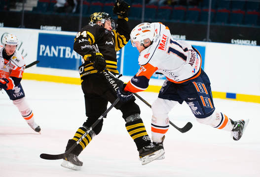 Patric Blomdahl, AIK, blir tacklad av Jeremias Augustin,
