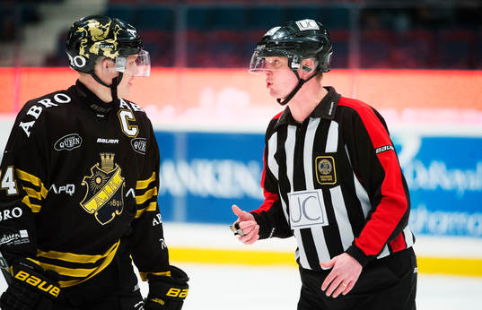 Patric Blomdahl, AIK, i samtal med Marcus Vinnerborg, domare