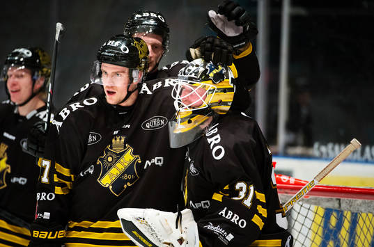 Stefan Johansson och Daniel Larsson, målvakt, AIK, jublar