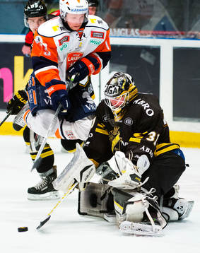 Ryan Lasch, Växjö, oroar framför Daniel Larsson,