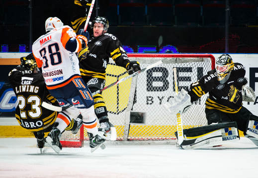 Jonas Liwing och Oscar Steen, AIK, stoppar Johan Markusson,