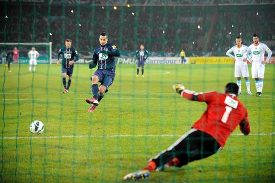 But de Zlatan IBRAHIMOVIC / Steve MANDANDA - 27.02.2013 -