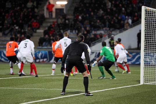 ARBITRE ASSISTANT - 27.02.2013 -Lorient / Brest - 1/8