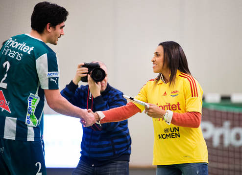 Jonatan Wenell tar emot pris som matchens lirare i Hammarby