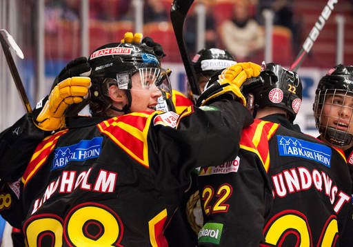 Elias Lindholm och Brynäs-spelarna jublar