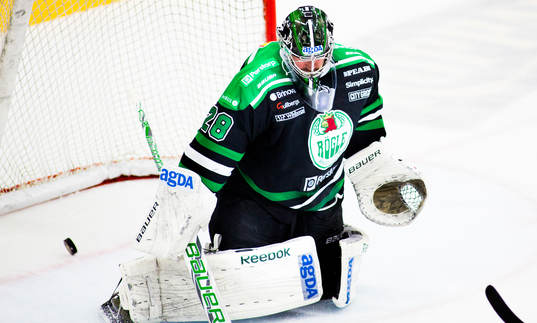 Oscar Lindberg, Skellefteå, gör 2-3 bakom, Martin Gerber,