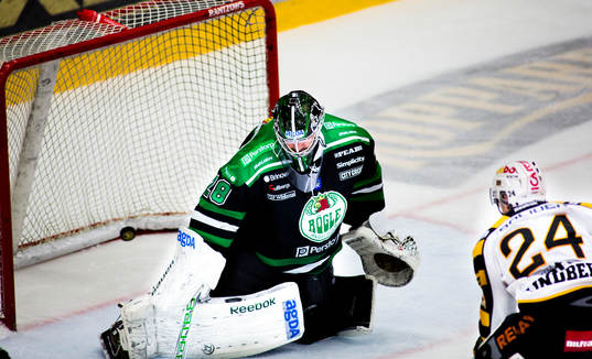 Oscar Lindberg, Skellefteå, gör 2-3 bakom, Martin Gerber,