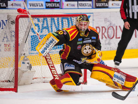 Johan Holmqvist, målvakt, Brynäs, släpper in ett mål
