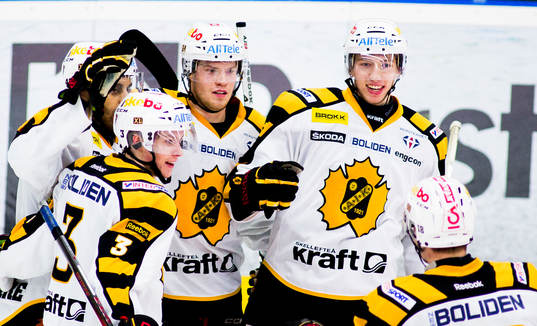 Oscar Lindberg, Skellefteå, gör 2-3 bakom, Martin Gerber,