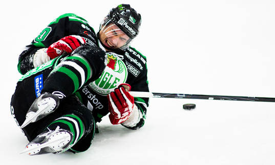 Ziga Pavlin, Rögle, gör sig illa i samband med en tackling