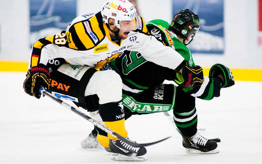 Johan Alm, Skellefteå, i kamp med,  Alexander Barta, Rögle