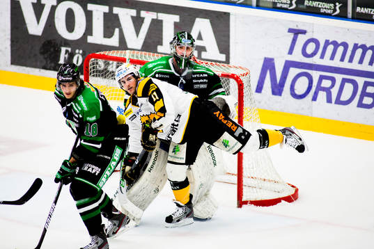 Bud Holloway, Skellefteå, åker på ett ben framför,