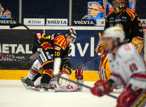 Fredrik Styrman, Brynäs, trycker ner Peter Öberg, Modo