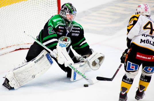 Martin Gerber, målvakt, Rögle, räddar ett friläge