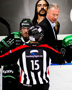 Jan Karlsson, tränare Rögle, talar med domaren