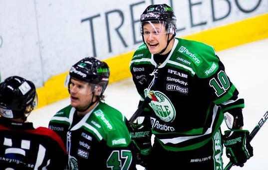 Viktor Lindgran, Rögle, är inte överens med domaren