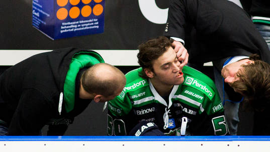 Juhamatti Aaltonen, Rögle, får pucken på munnen och