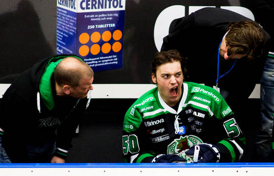 Juhamatti Aaltonen, Rögle, får pucken på munnen och