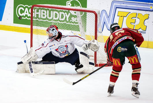 Jari Tolsa, Frölunda, kommer fri mot Andreas Andersson,