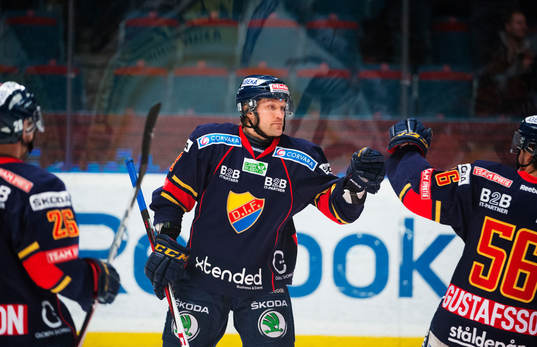 Jimmie Ölvestad, Djurgården, gratuleras till sitt 1-0-mål