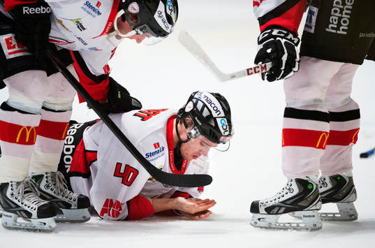 Jesper Jensen, Karlskrona, ligger ner på isen skadad