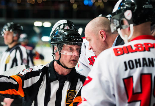 Ulf Rådbjer, domare, tillrättavisar Jan Karlsson,
