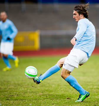 Dardan Rexhepi, Malmö FF, får ett jätte läge och kommer