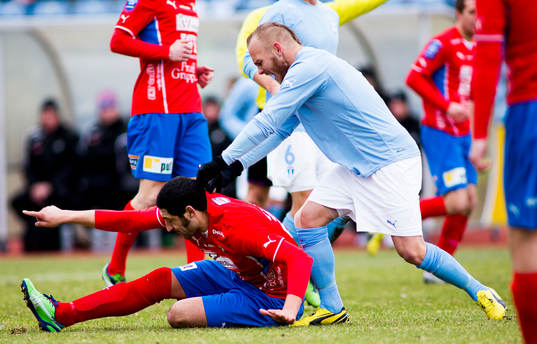 Bråk utbryter när, Magnus Eriksson, Malmö FF, knuffar