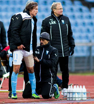 Simon Thern, Malmö FF, skadar baksidan av låret i en
