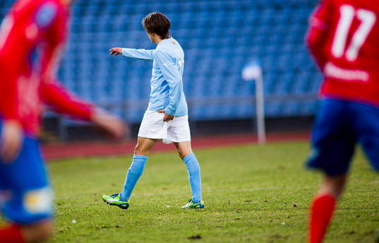 Simon Thern, Malmö FF, skadar baksidan av låret i en