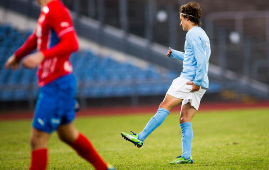 Simon Thern, Malmö FF, skadar baksidan av låret i en