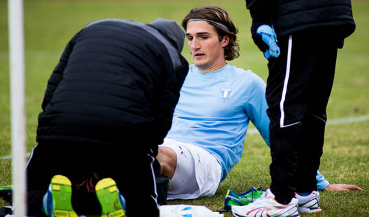 Dardan Rexhepi, Malmö FF, gör sig illa i foten och