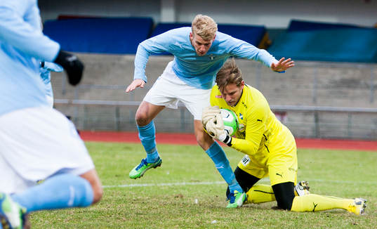 Filip Helander, Malmö FF, är framme och hugger. Alexander