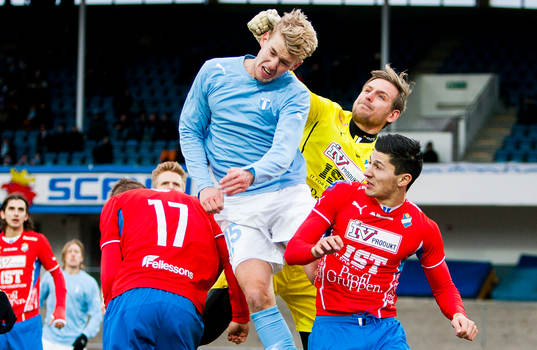 Filip Helander, Malmö FF, i närkamp med, Alexander Nadj,