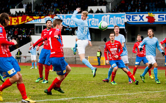 Filip Helander, Malmö FF, nickar bollen strax utanför