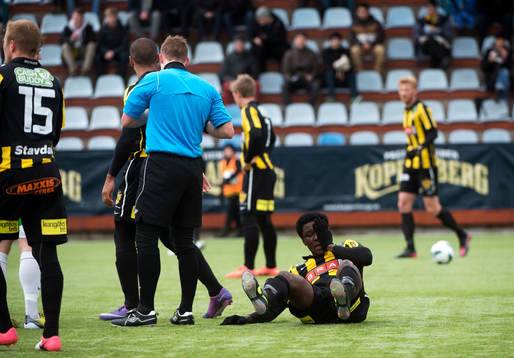 Dominic Chatto, Häcken, får en smäll