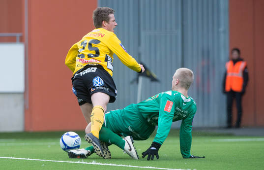 Petter Björlund, Ljungskile, fäller Marcus Rohdén,