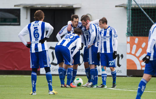 IFK Göteborg pratar sig samman innan en frispark, Tobias
